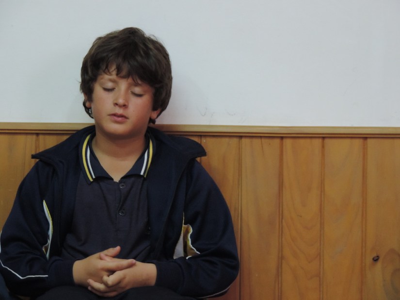 Niño meditando en Canelones